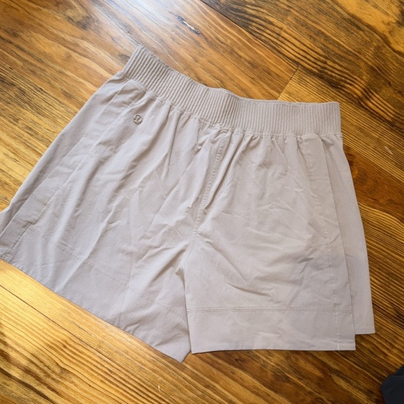 Lululemon Women's Relaxed-Fit High-Rise Shorts - taupetastic, size Medium - Picture 4 of 4